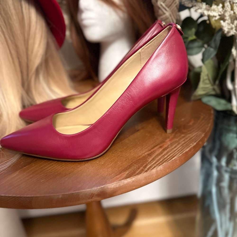 Michael Kors AMARA LEATHER PUMP IN BERRY